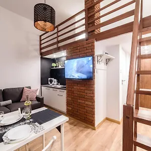 Aparthotel 2 Nights - Great Location, Right Next To Main Rail And Bus Station, 10 Min To Main Square By Foot, Krakau